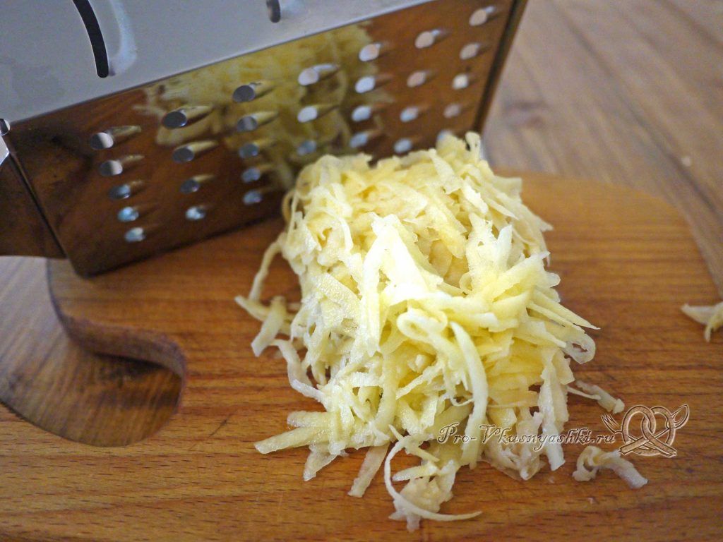 Драники из тыквы - измельчаем картофель