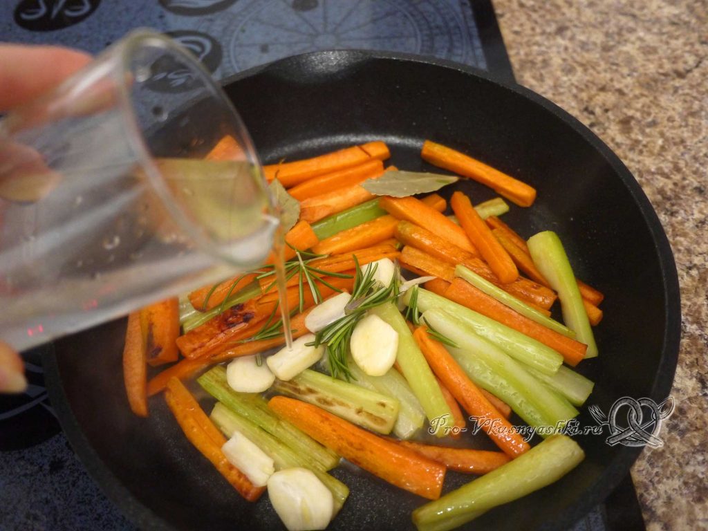 Грудки индейки запеченные в духовке с овощами - добавляем воду к овощам