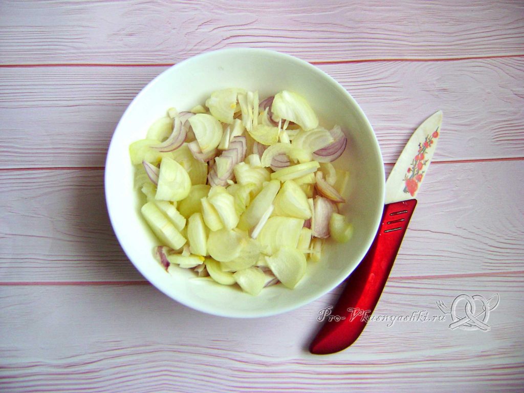 Картофельно-тыквенная запеканка с фаршем - нарезаем лук