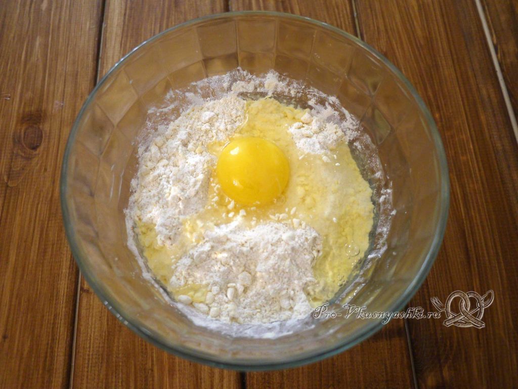 Лаймовые тарталетки с клубникой и мятой - добавляем яйцо