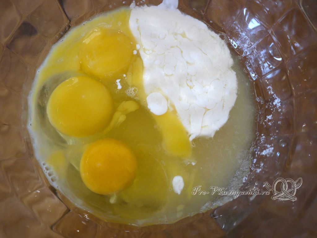 Лаймовые тарталетки с клубникой и мятой - смешиваем яйца, сливки и сахар
