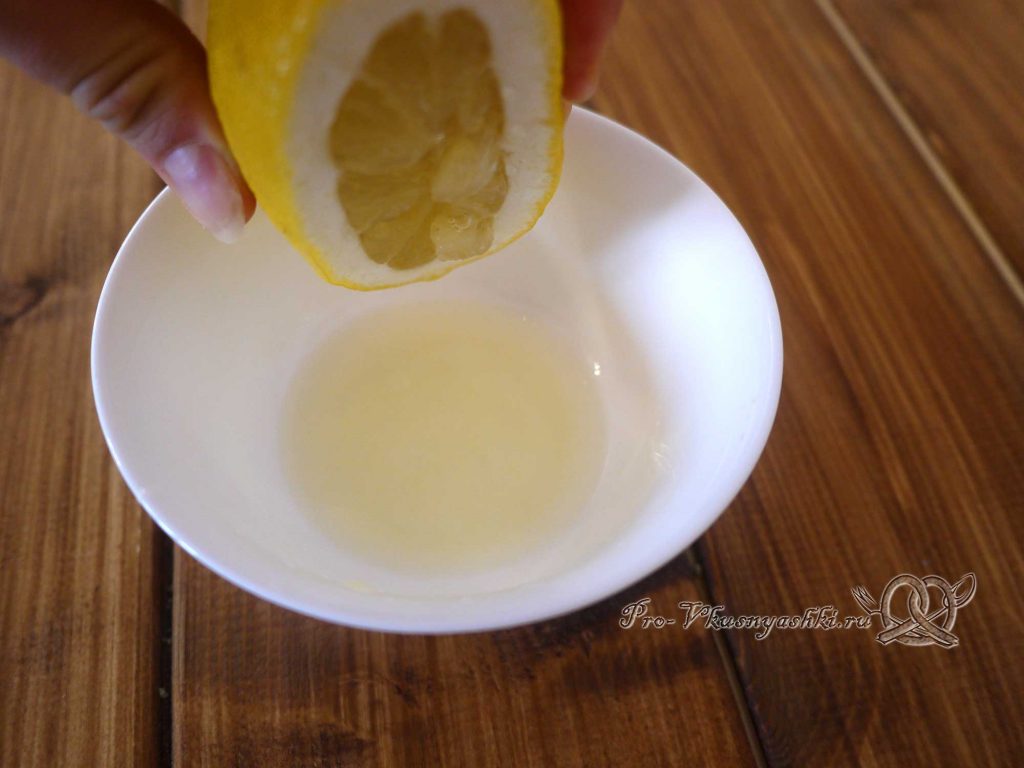 Лаймовые тарталетки с клубникой и мятой - выжимаем сок из лимона
