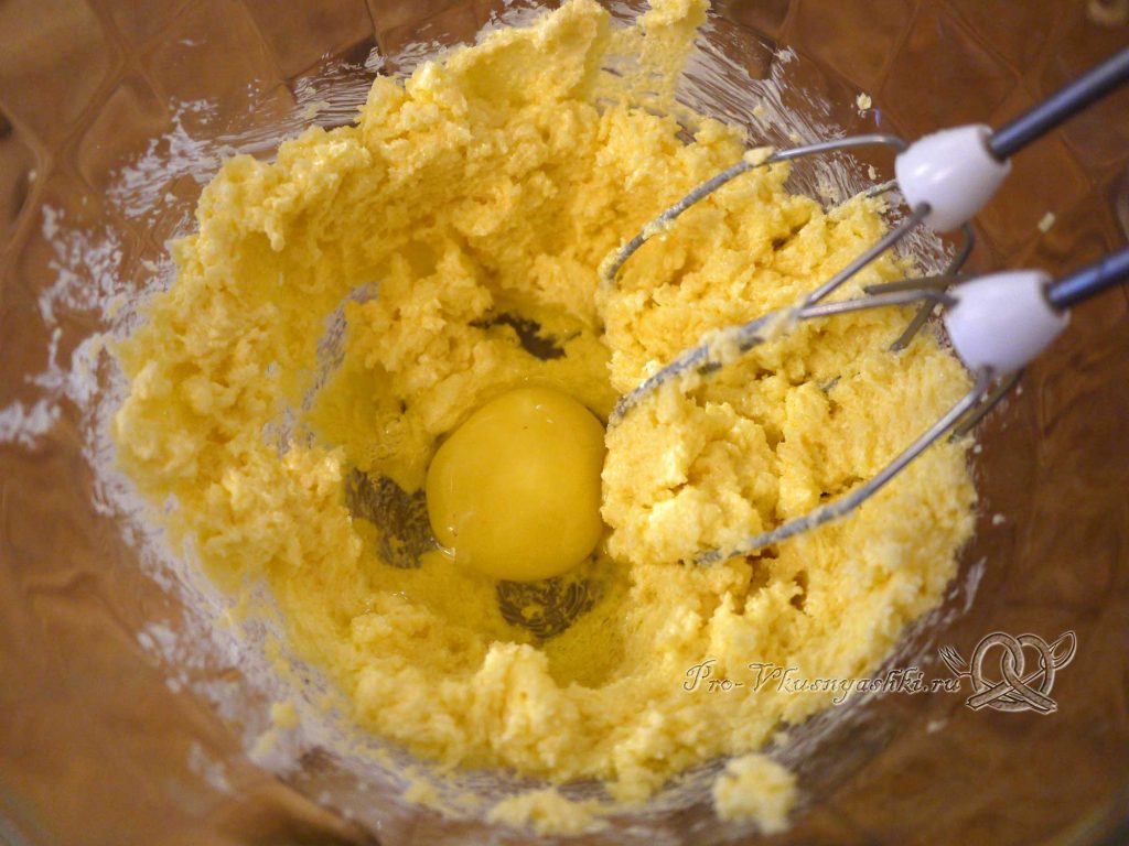 Маффины в домашних условиях - добавляем яйцо