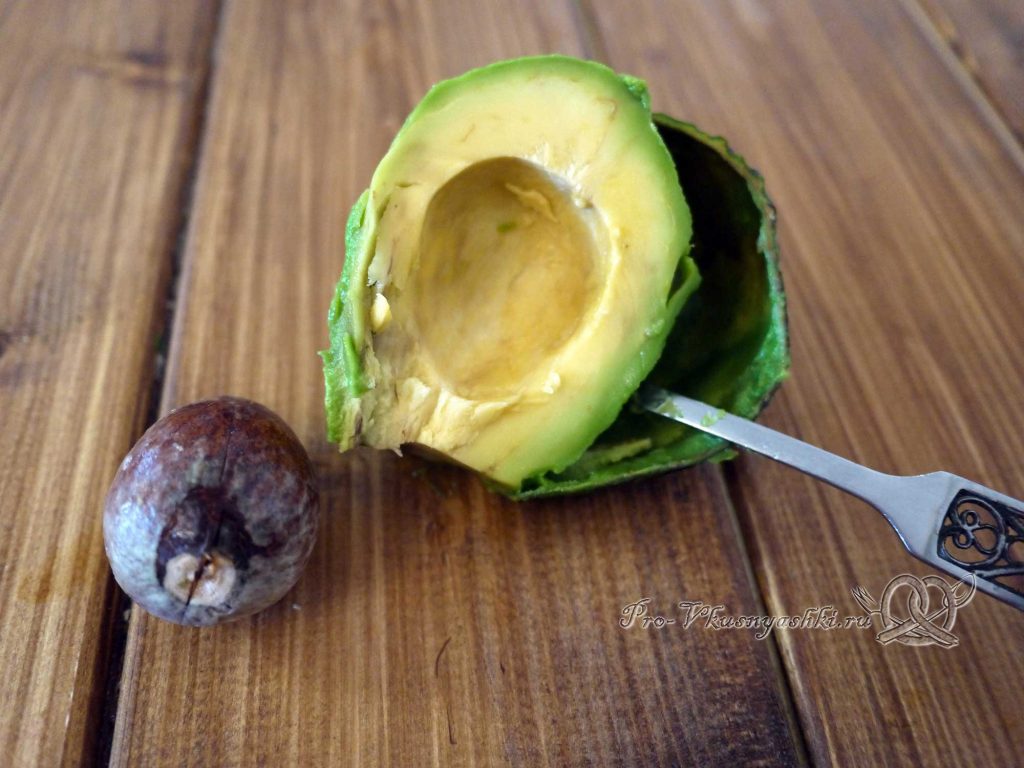 Соус Гуакамоле классический - удаляем косточку и мякоть из авокадо