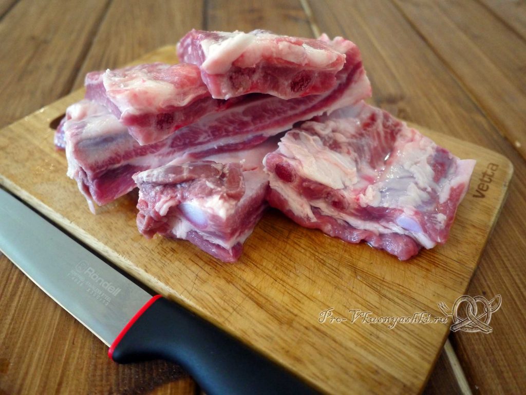 Свиные ребра запеченные в духовке в маринаде - нарезаем ребра
