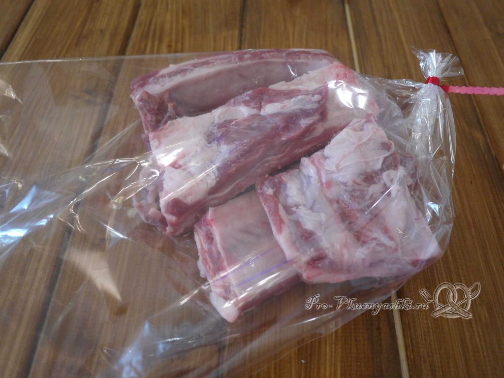 Свиные ребра запеченные в духовке в маринаде - помещаем ребра в пакет