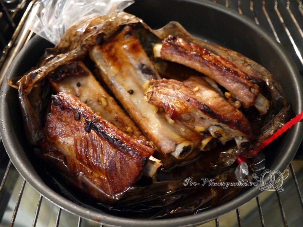 Свиные ребра запеченные в духовке в маринаде - разрезаем пленку