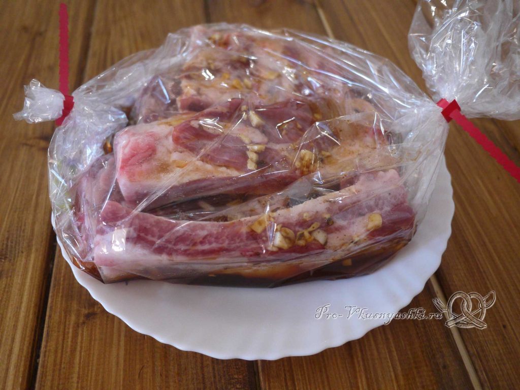 Свиные ребра запеченные в духовке в маринаде - закрываем пакет