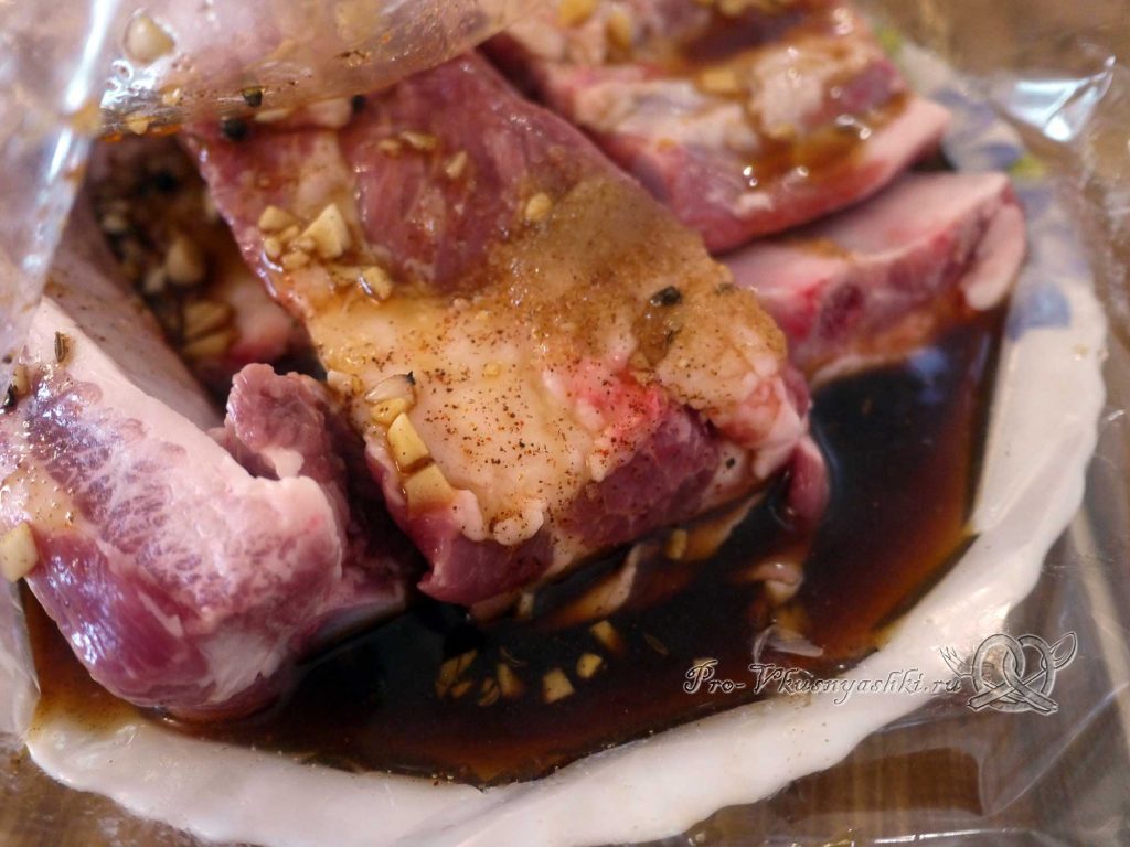 Свиные ребра запеченные в духовке в маринаде - заливаем маринад в пакет