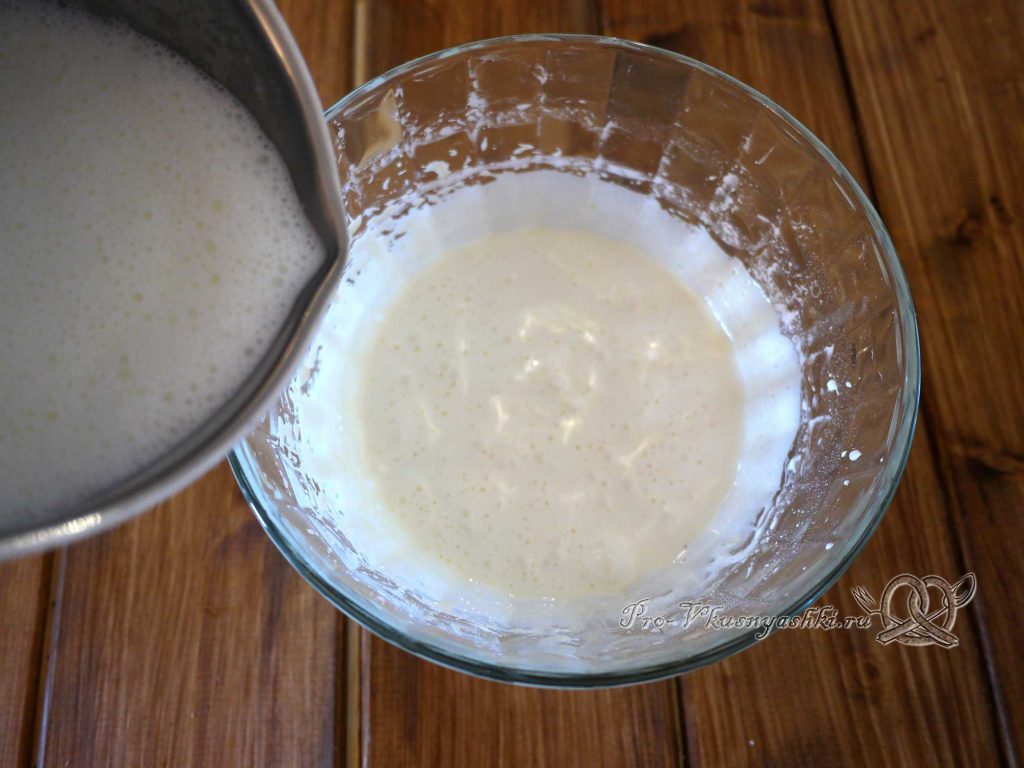 Торт Эстерхази классический - вливаем молоко в яичную смесь