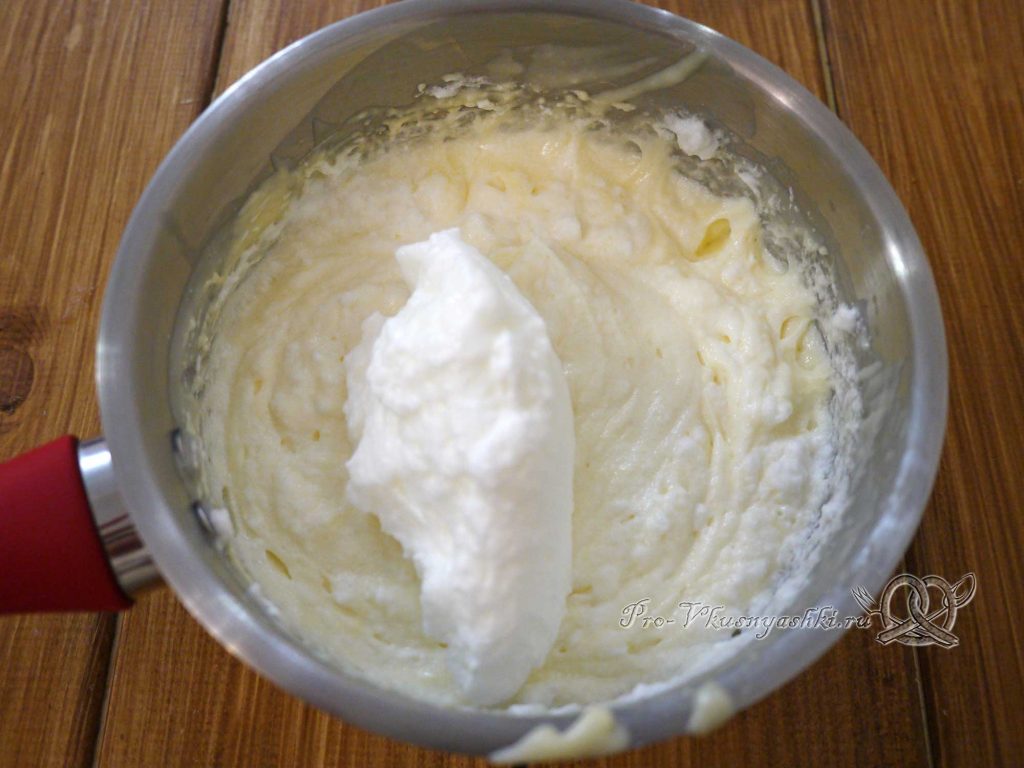 Торт из профитролей в суфле - добавляем белки в желтковую смесь