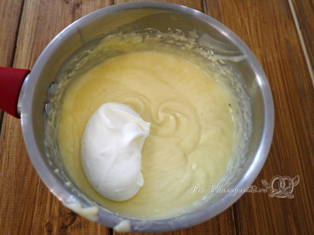 Торт из профитролей в суфле - добавляем сливки в желтковую смесь