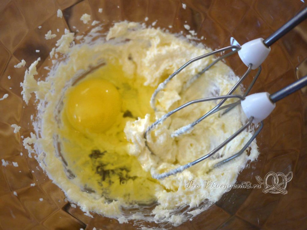 Торт из профитролей в суфле - добавляем яйцо в тесто
