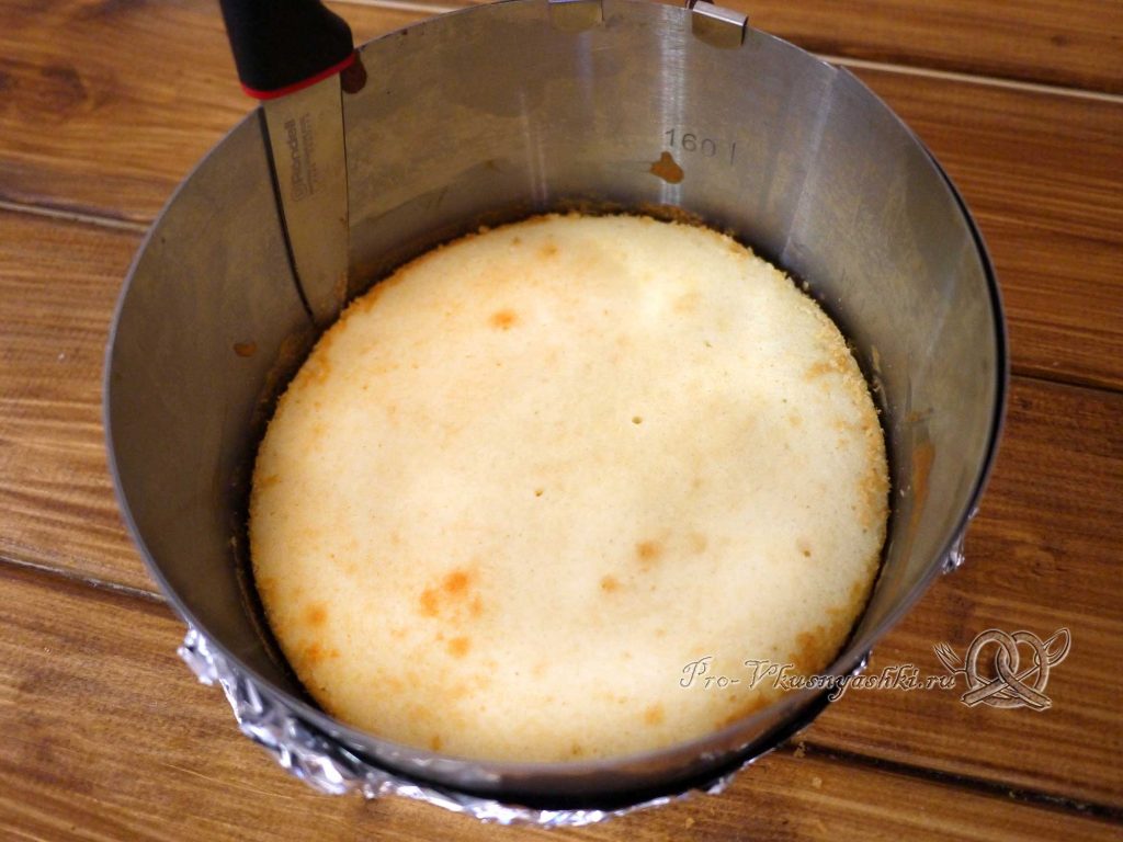 Торт из профитролей в суфле - отделяем бисквит от формы