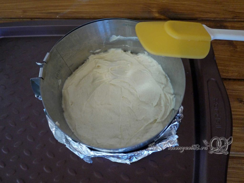 Торт из профитролей в суфле - выкладываем тесто в форму