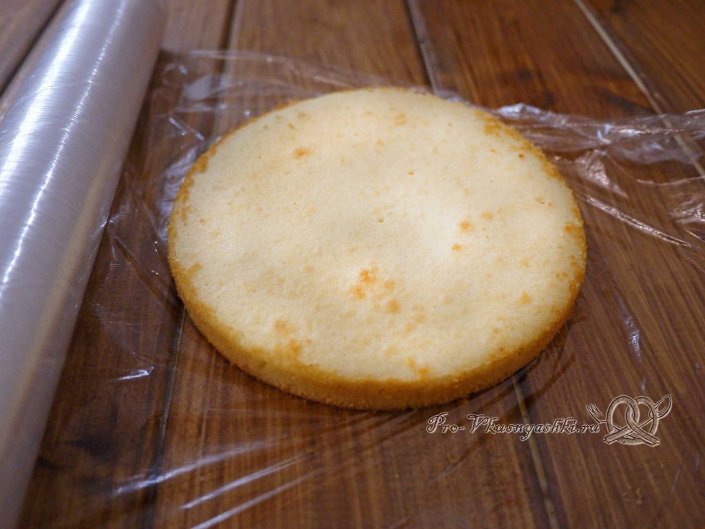 Торт из профитролей в суфле - заворачиваем бисквит в пленку