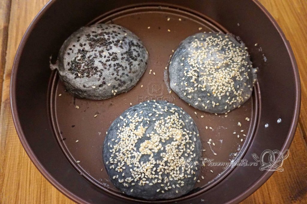 Черные булочки для бургеров - посыпаем булочки кунжутом