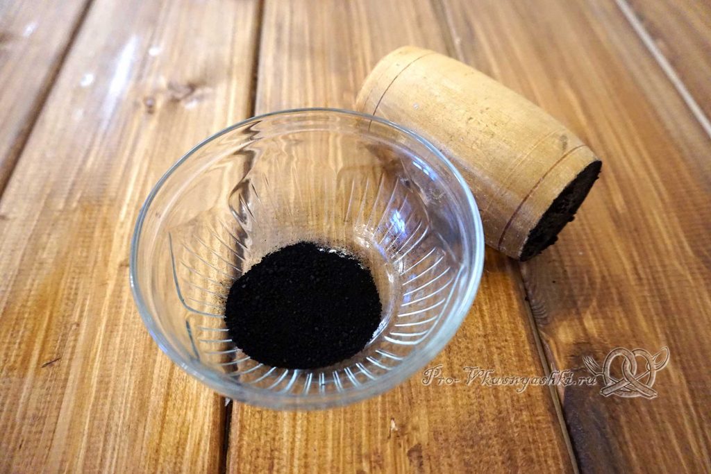 Черные булочки для бургеров - растираем уголь в пыль