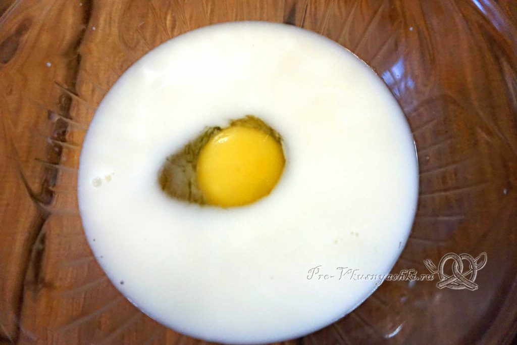Черные булочки для бургеров - смешиваем яйцо и молоко