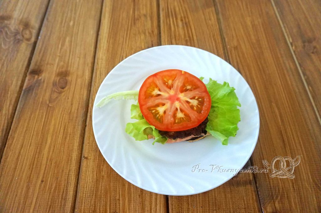 Гамбургер в домашних условиях - выкладываем кружок томата