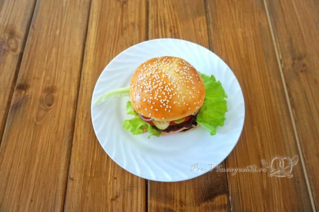 Гамбургер в домашних условиях - выкладываем верхнюю часть булочки