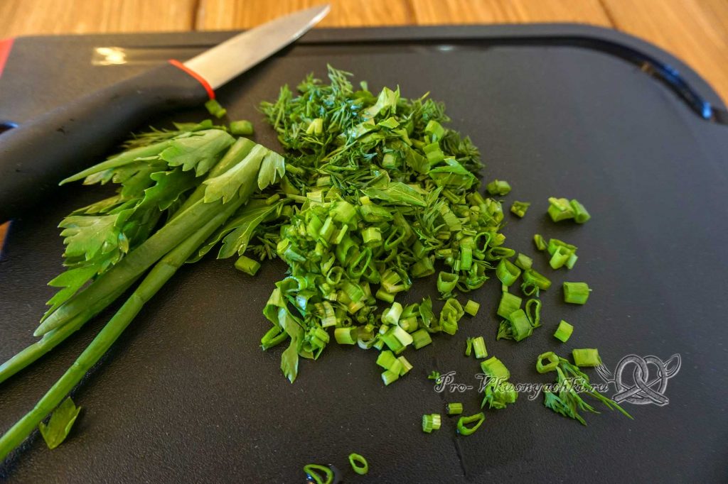 Салат с редиской и огурцом - нарезаем зелень