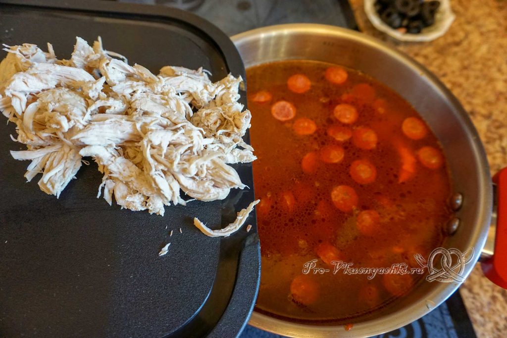 Солянка с курицей и колбасой - добавляем мясо в бульон
