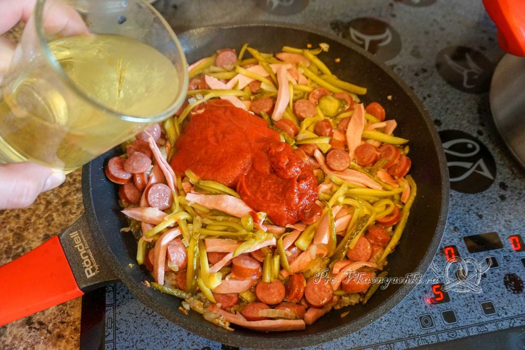 Солянка с курицей и колбасой - добавляем томатную пасту и рассол
