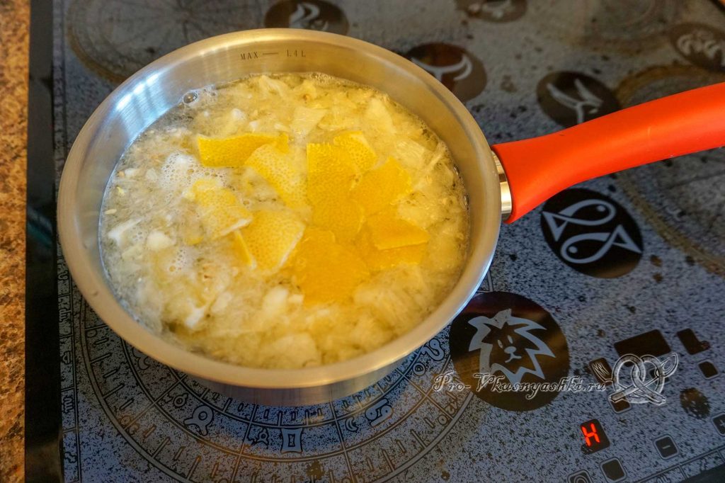 Домашний лимонад из лимонов - добавляем лимон в воду