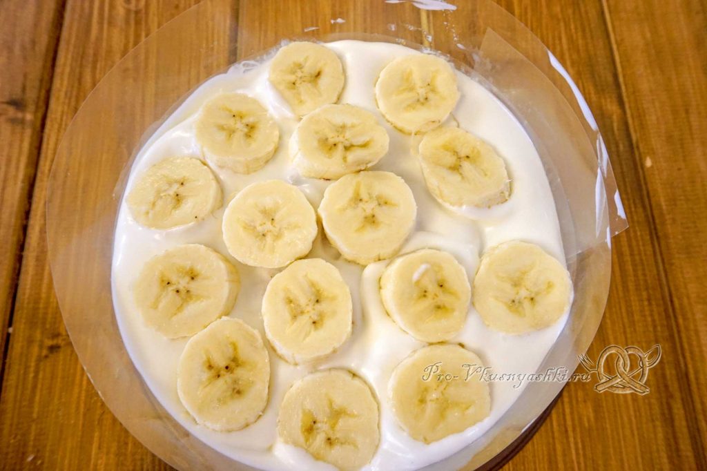 Торт «Молочная девочка» - выкладываем бананы