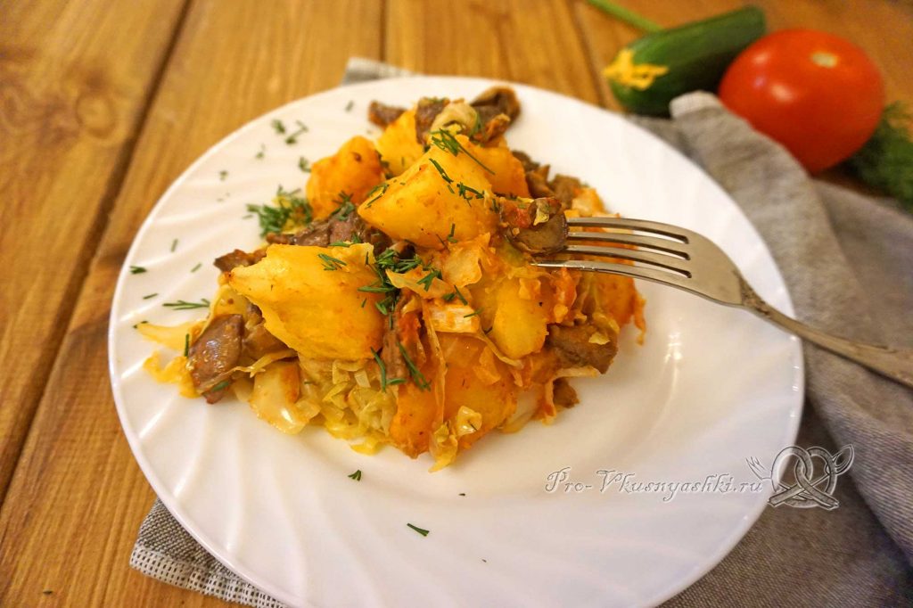Тушеная капуста с грибами и картофелем - готовое блюдо