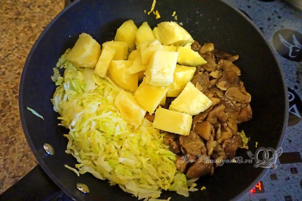 Тушеная капуста с грибами и картофелем - смешиваем подготовленные ингредиенты