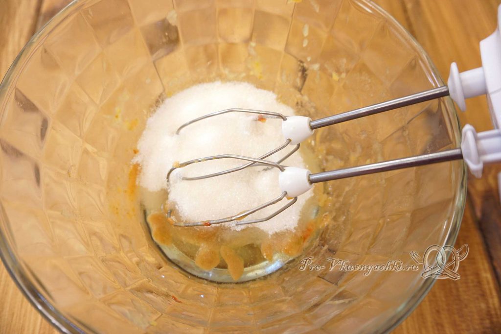Домашний зефир с малиной и острым перцем - взбиваем белки, пюре и сахар