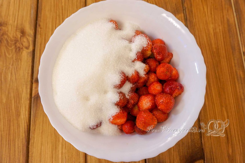 Клубничное варенье с целыми ягодами - засыпаем ягоды сахаром