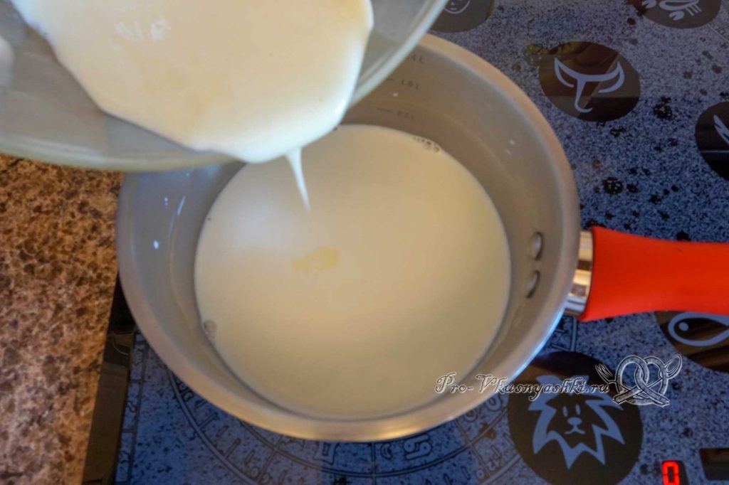 Мороженое пломбир в домашних условиях - смешиваем желтки с молоком