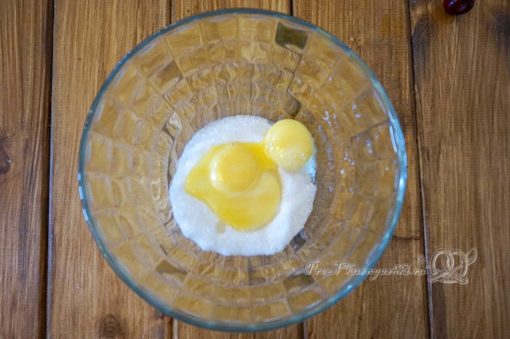 Мороженое пломбир в домашних условиях - смешиваем желтки с сахаром