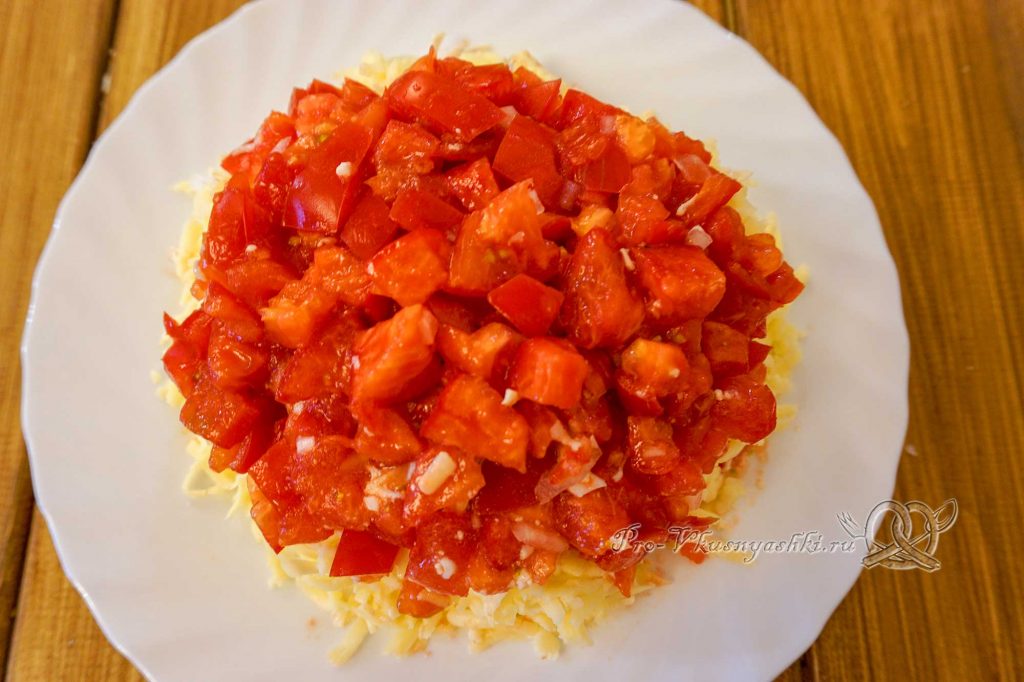 Салат Изумрудный с киви - выкладываем помидоры
