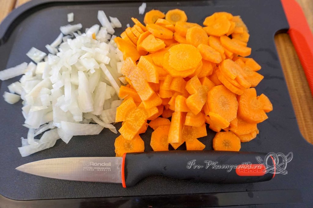 Борщ с щавелем и яйцом - нарезаем лук и морковь