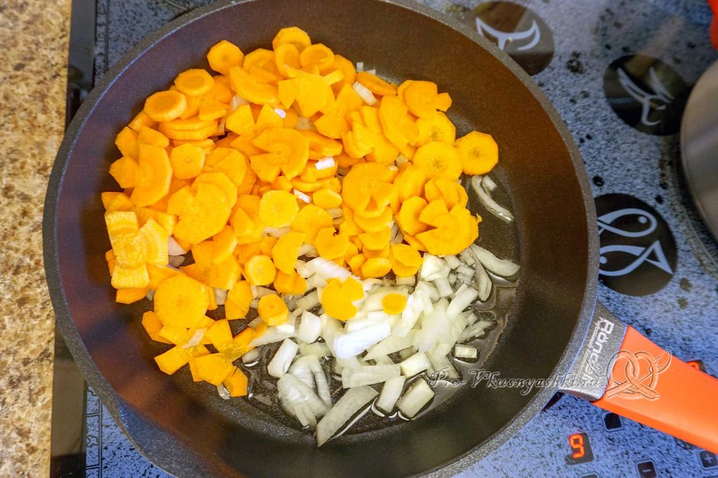 Борщ с щавелем и яйцом - обжариваем лук и морковь