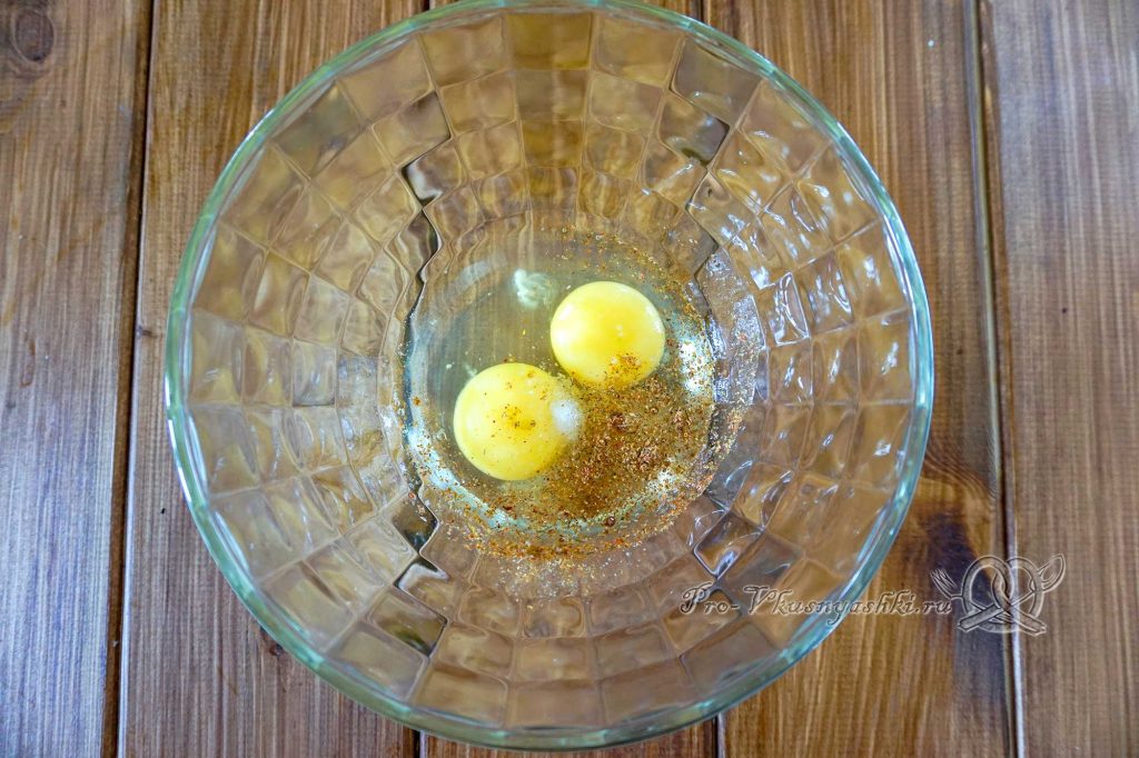 Минтай в кляре на сковороде - смешиваем яйца с солью и специями