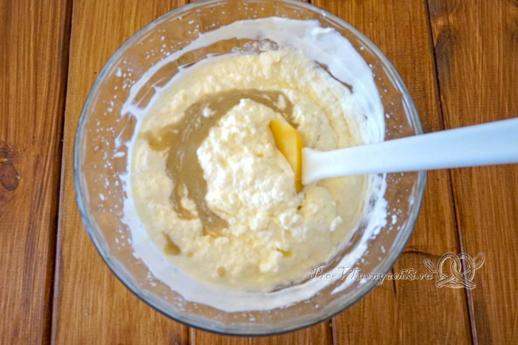 Мороженое семифредо в домашних условиях - соединяем сливки, желтковую смесь и банановое пюре