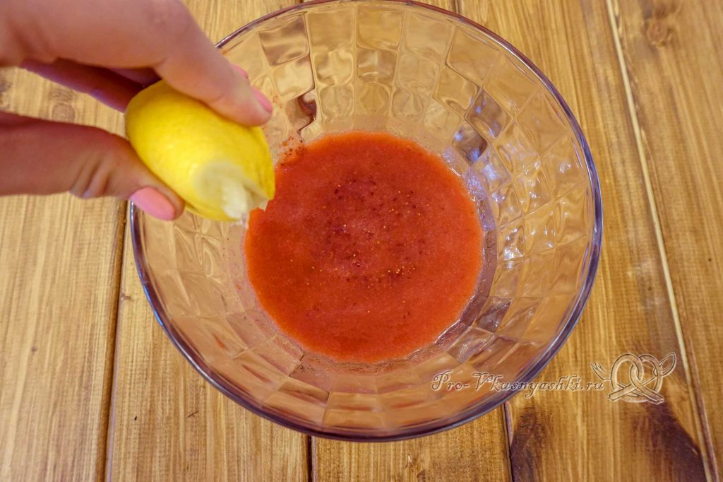 Сорбет из клубники в домашних условиях - добавляем лимонный сок в пюре