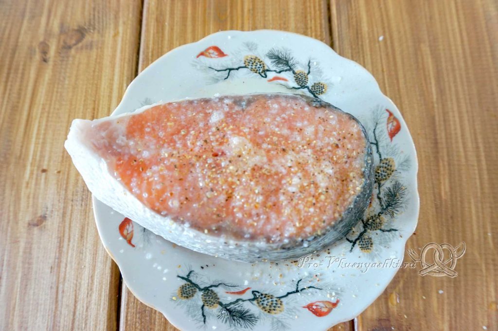 Стейк из семги на гриле - посыпаем рыбу солью и специями