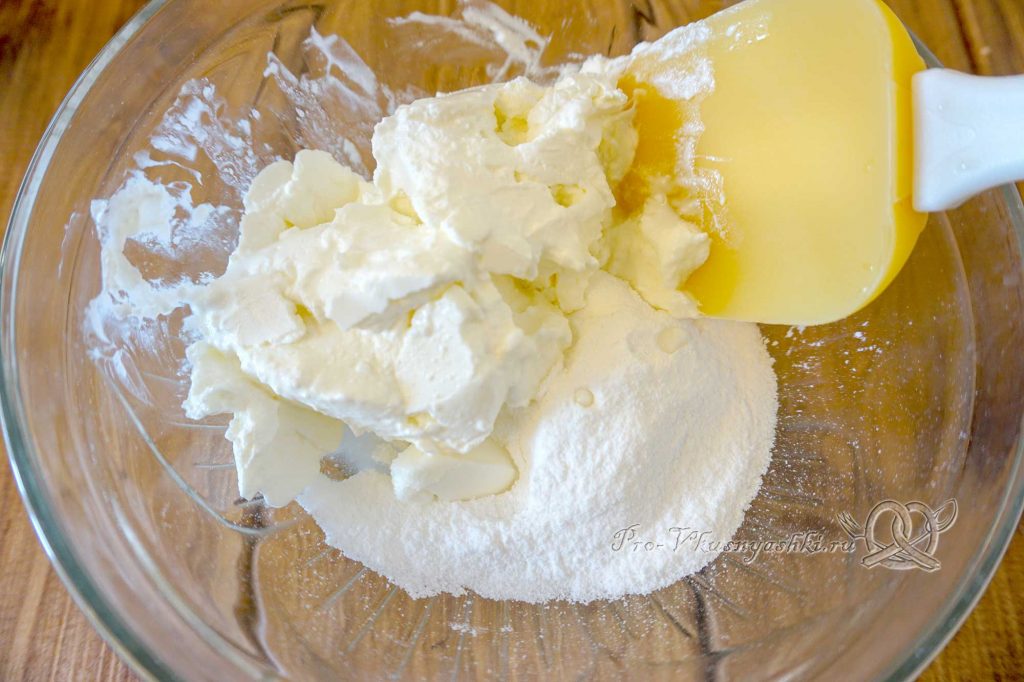 Торт Мильфей - добавляем в сливки сыр и пудру