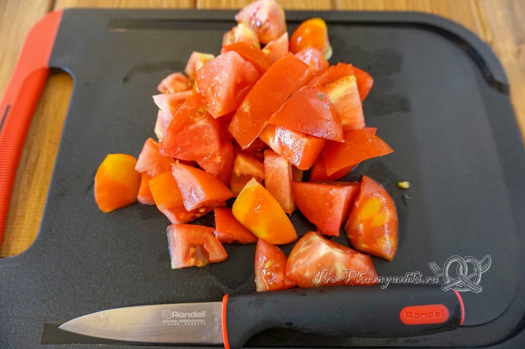 Тушеные кабачки с помидорами и чесноком - нарезаем помидоры