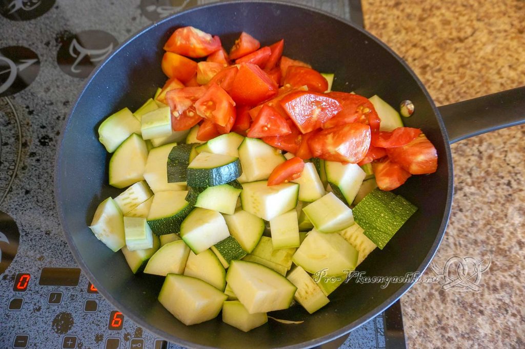 Тушеные кабачки с помидорами и чесноком - обжариваем овощи