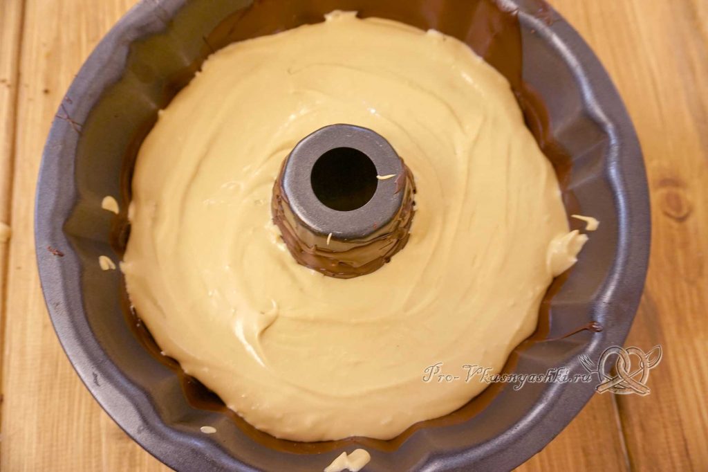Брауни с шоколадом и кремом из вареной сгущенки - выкладываем в форму крем