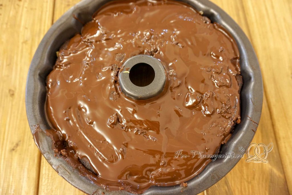 Брауни с шоколадом и кремом из вареной сгущенки - выкладываем в форму второй корж и покрываем его шоколадом