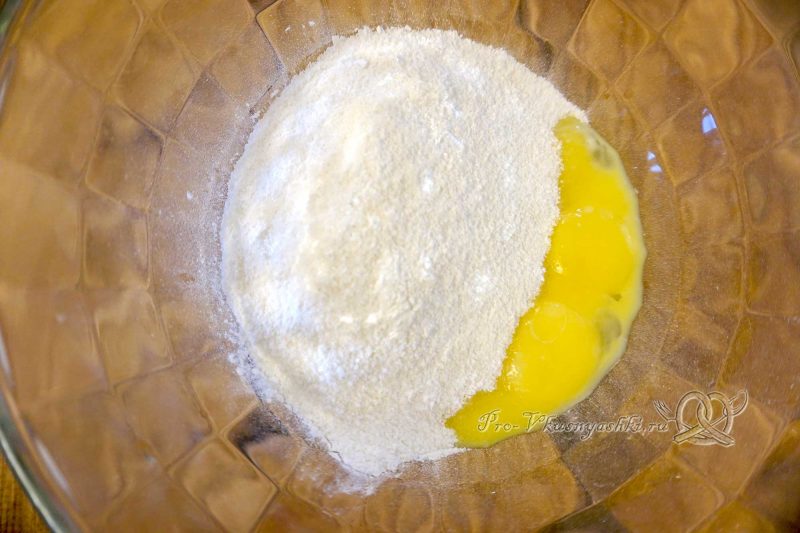 Торт Фрезье с клубникой - крахмал перемешиваем с желтками