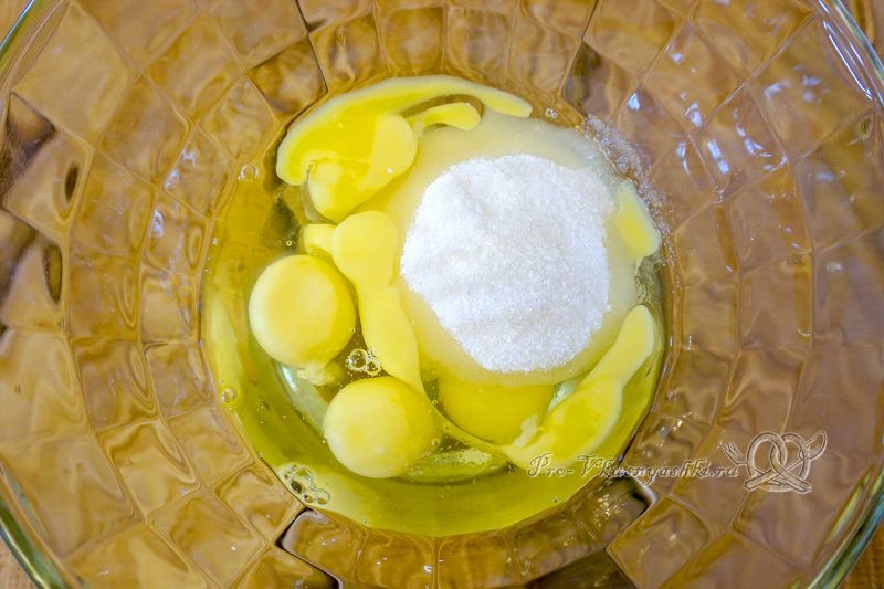 Торт Фрезье с клубникой - смешиваем яйца с сахаром